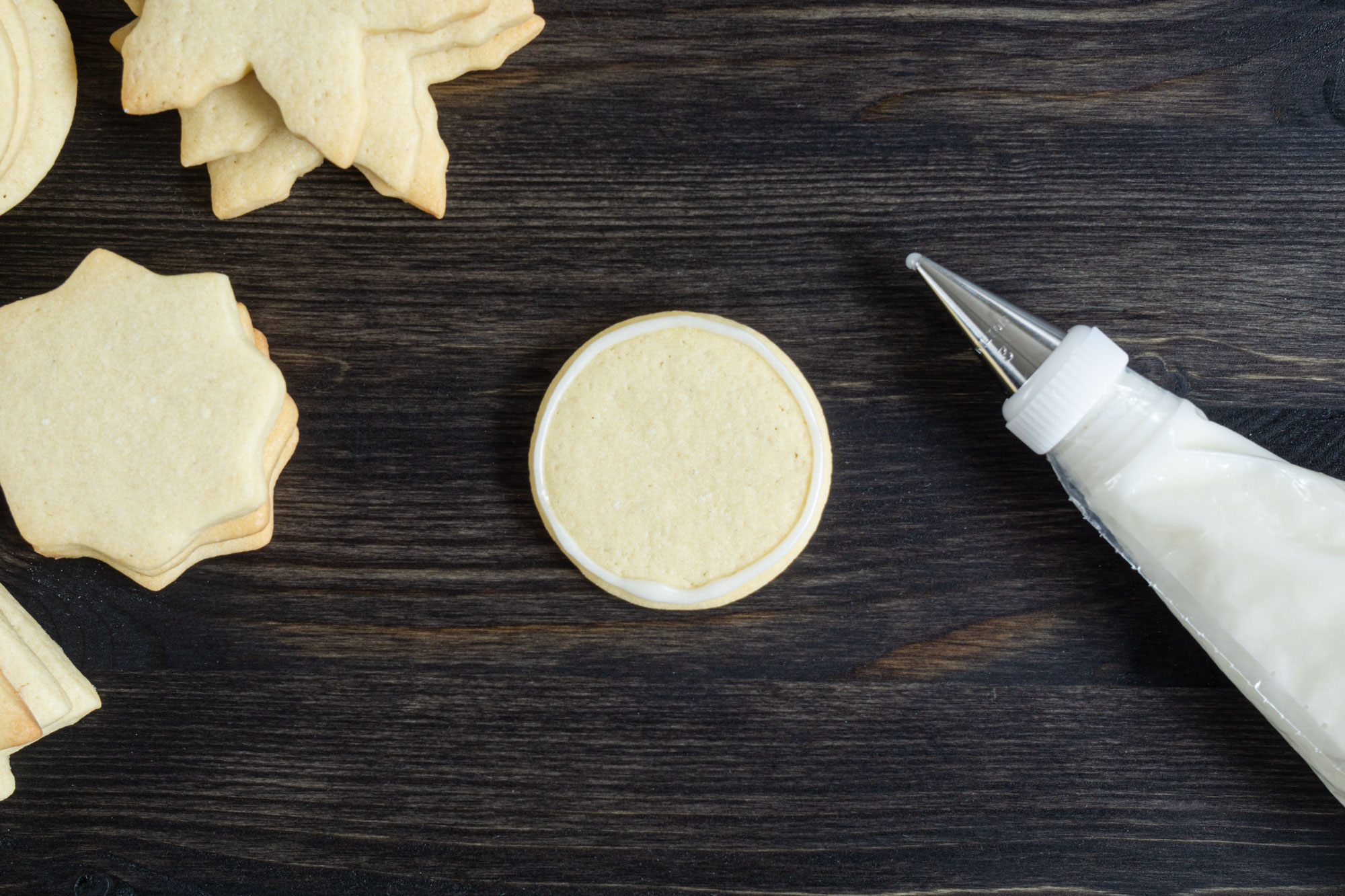 Outlining a sugar cookie with easy cookie icing