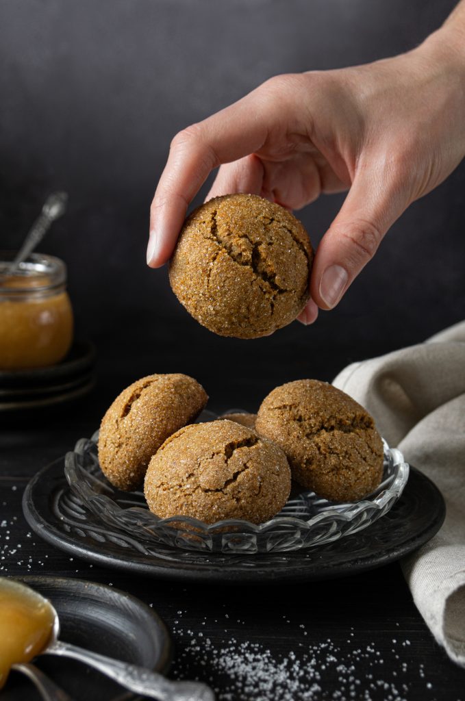 Fluffy honey cookies served in a glass plate