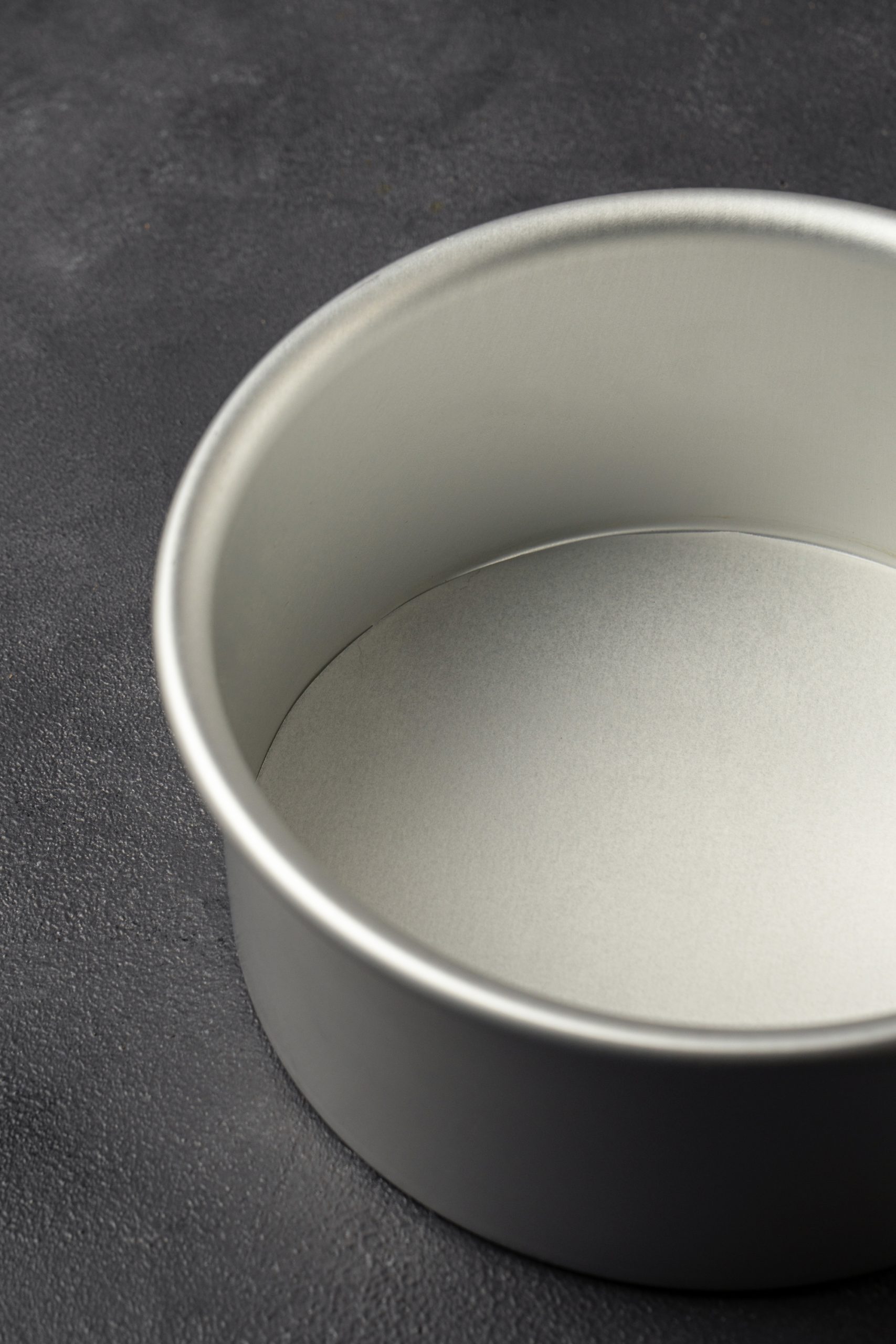 Cake pan with ungreased sides