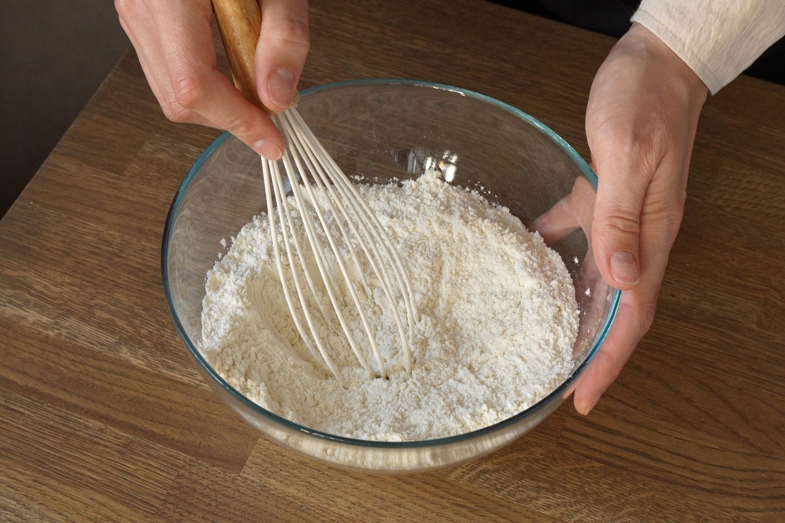 Flour mixed with baking powder, baking soda and salt in abowl